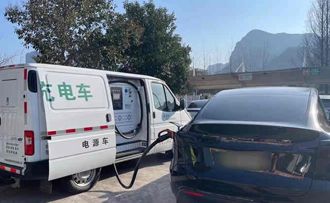 郊区汽车搭电